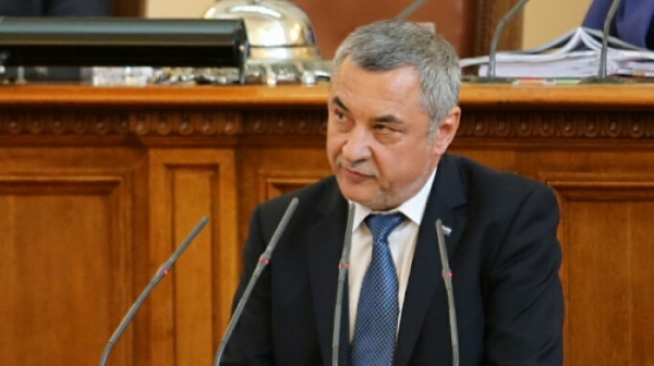 НФСБ остава във властта, гласува против оставките на министрите