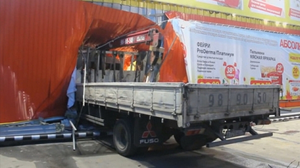 Камион се вряза в супермаркет в Русия