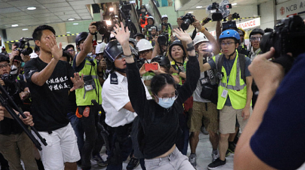 Протести спряха движението на влакове в Хонконг