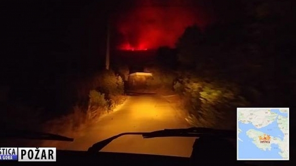 Шокиращи кадри от Черна гора: Туристи бягат от пожарите посред нощ (Видео)