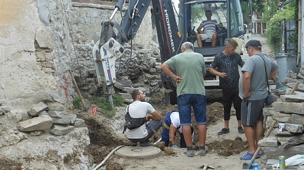 Строително безумие в Търново -засипват историята с бетон!