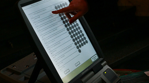 Адвокат попиля Десислава Атанасова от ГЕРБ за машинното гласуване