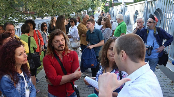 Журналисти в жива верига пред БНР за свободата на словото