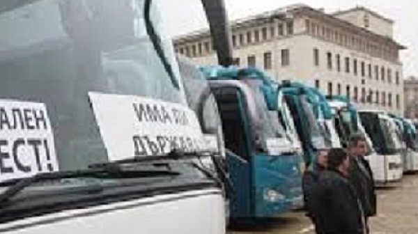 2000 автобуса в страната спират утре заради протест на превозвачите