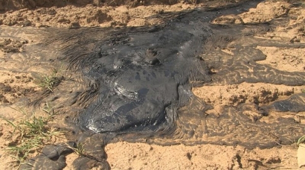 Нефтени продукти изтичат от депото в Русе