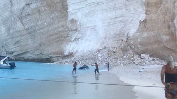 Скали паднаха на плаж в Гърция, има пострадали