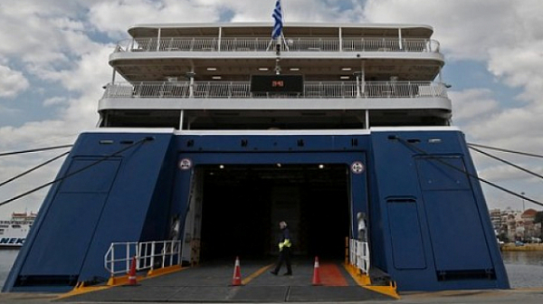 Ферибот тръгва към туристите на гръцкия остров Самотраки