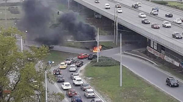 Кола пламна в движение на ”Цариградско шосе” в София, има ранен