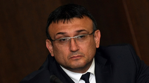 Министър Младен Маринов говори двайсет минути, но не каза нищо