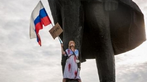 Рускиня по нощница се окова за статуя на Ленин