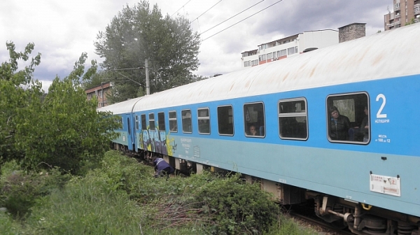 Дим в локомотива спря влак от Сливен за Бургас, осигурени са автобуси