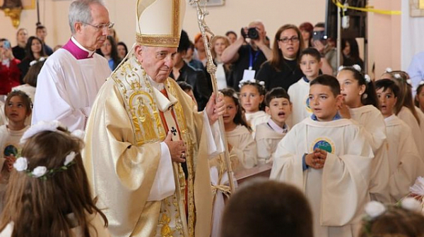 Папа Франциск даде първо причастие на 250 българчета в Раковски