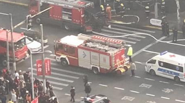 Миниван връхлетя върху пешеходци в Шанхай, най-малко 18 души са пострадали