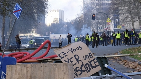 Десетки задържани ”жълти жилетки” в Париж