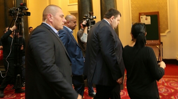 Туск, Таяни и Юнкер с по-малко охрана от Пеевски, депутатът отсвири церемонията