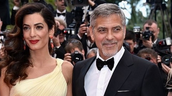 Клуни влезе в болница след катастрофа