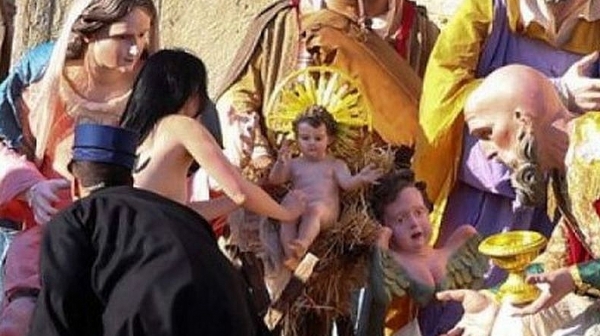 Гола феминистка опита да открадне бебето Исус