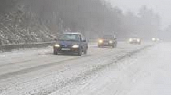 Студ и сняг в цяла България, заледени пътища