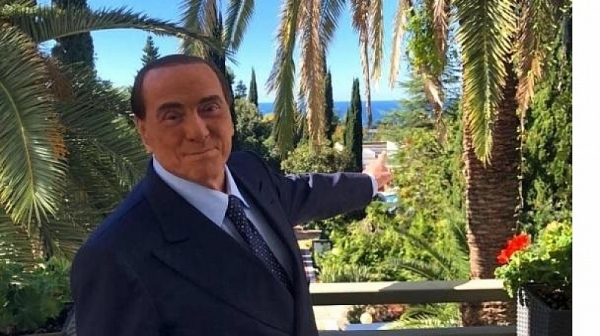 На рожденния ден на Путин Берлускони откри, че Черно море е синьо