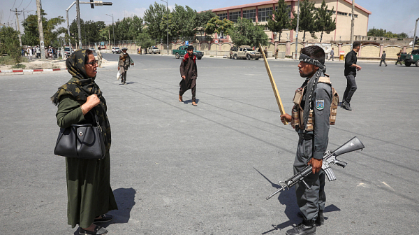 Кървава баня в Кабул, кола-бомба уби десетки