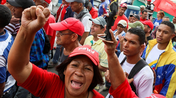 Двама убити и близо 300 ранени при сблъсъци на границата между Венецуела и Колумбия