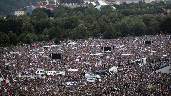 На мащабен протест: 250 000 души искат оставката на Бабиш в Прага