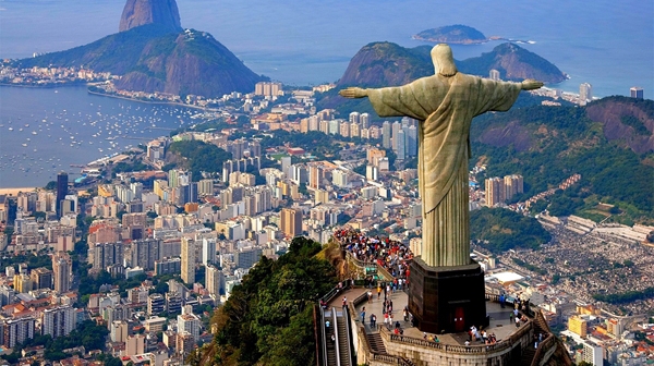 Шофьор връхлетя върху пешеходци в Рио де Жанейро, бебе е загинало