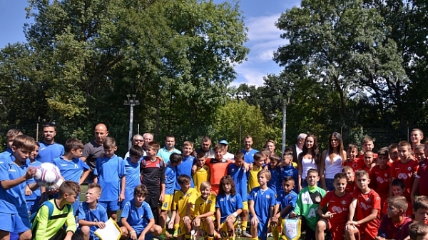 Валери Божинов и Станислав Ангелов връчиха наградите на бъдещите звезди в турнира ”Децата и футболът” за купата на „Софийска вода“