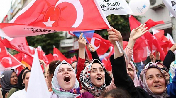 Два дни преди изборите в Истанбул кандидатът на опозицията води