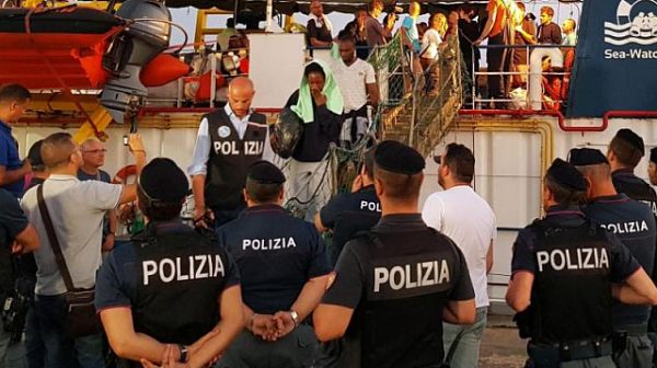Хиляди хора дариха средства за арестуваната германката, капитан на кораб спасил мигранти