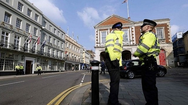 Арестуваха трима в Англия, подготвяли атентат