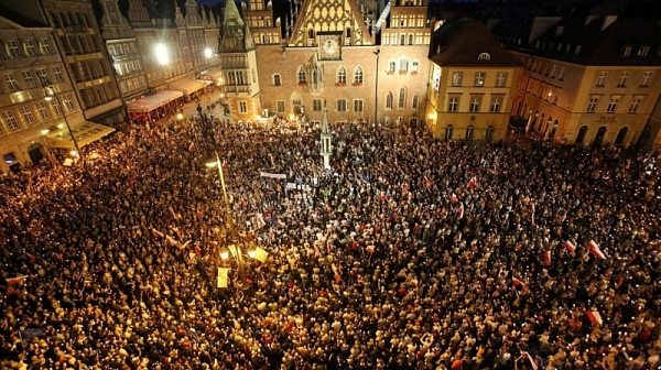 Многохилядни протести в Полша заплашват кабинета