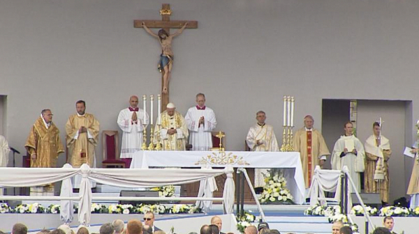 Кулминацията: Папата  отслужва празнична литургия в центъра на София