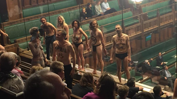 Голи еколози се появиха в британския парламент за Брекзит