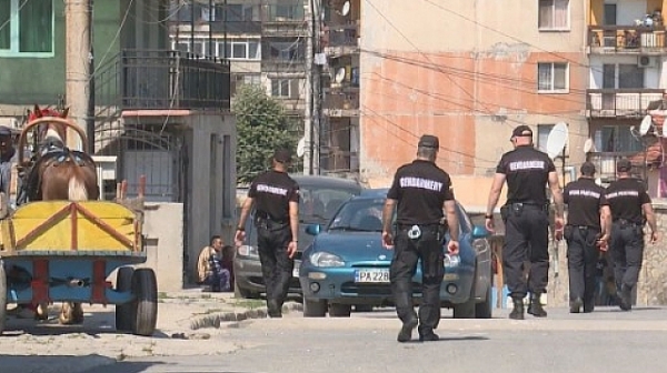 Полицаи бяха нападнати с брадви в ромския квартал на Хасково