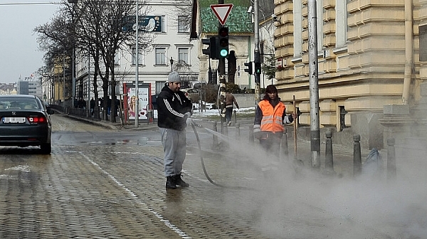 Метат и мият улиците в София заради замърсения въздух