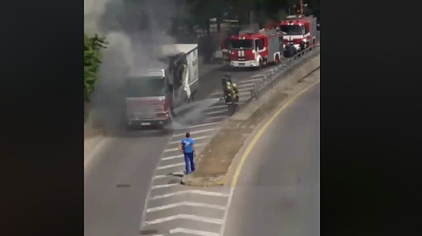 Камион пламна в София