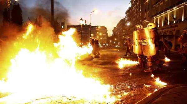 Протестиращи и полиция се сбиха в Атина