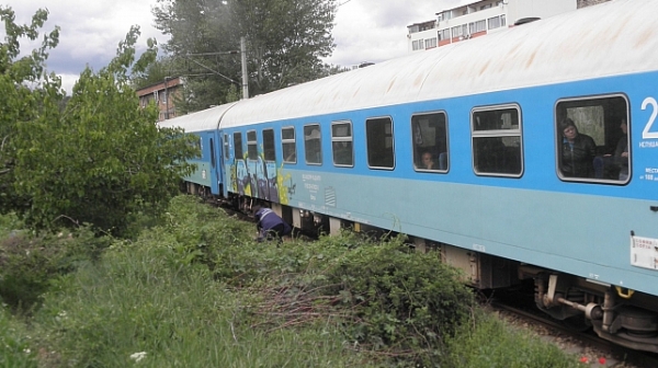 Дим в машинното спря влак от София за Варна