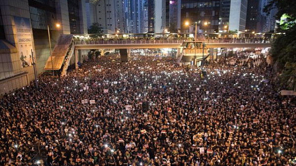 Полицията в Хонконг оправда използването на водни оръдия при протестите