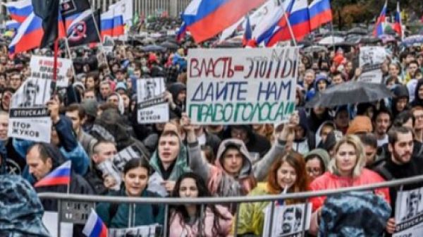 Множество хора протестираха срещу изборни измами в Санкт Петербург