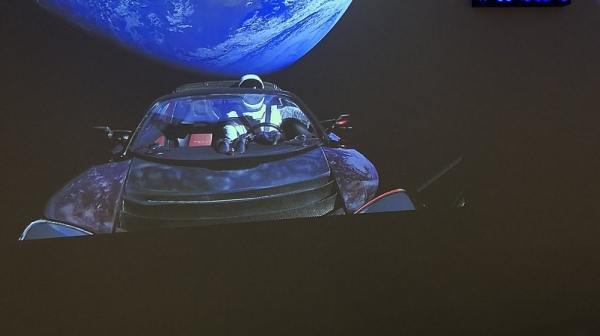 ”Фалкън Хеви” прати колата на Илън Мъск в космоса (Видео)