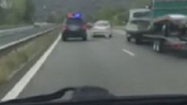 Кортеж на НСО избутва коли от лявата лента на магистрала „Тракия“