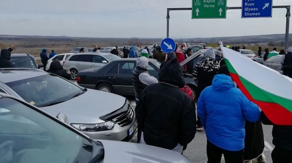 Протестиращи от цялата страна затварят пътища и гранични пунктове
