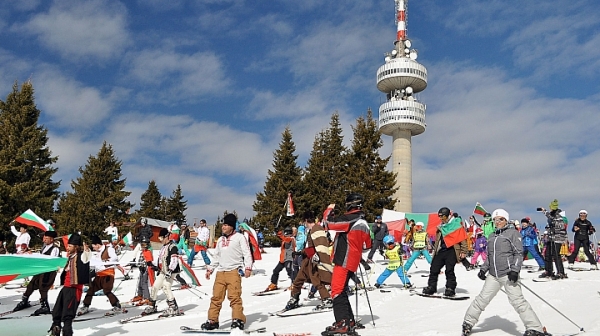 С масово ски спускане с трибагреници и народни носии ще бъде отбелязан Националния празник в Пампорово