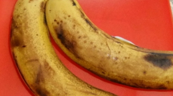 Насам, народе: Данъчните продават 40 тона банани по левче килото