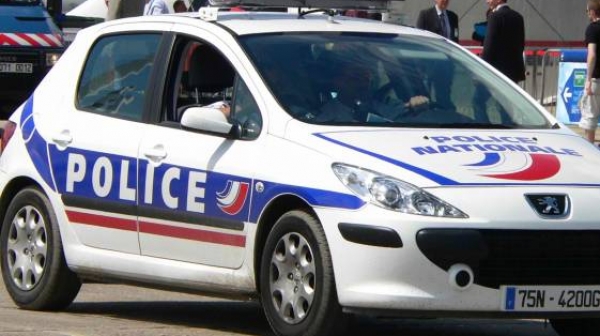 Кола връхлетя върху войници в Париж, има ранени
