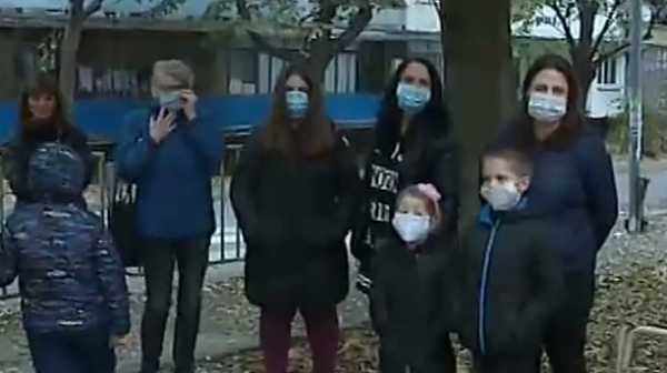 Майки и деца с маски протестират заради мръсния въздух в Русе