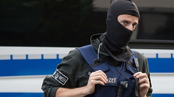 Полицай застреля мъж, който рани с нож двама души във влак в Германия