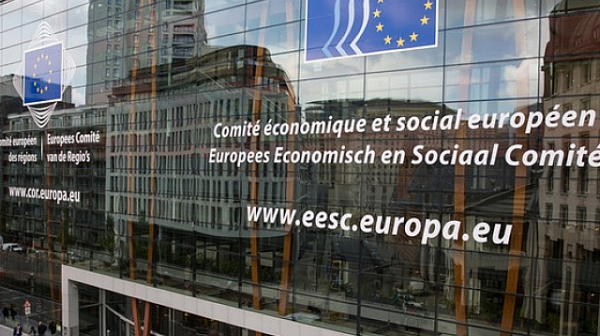 EU Observer: Бюрократи източват европейски пари